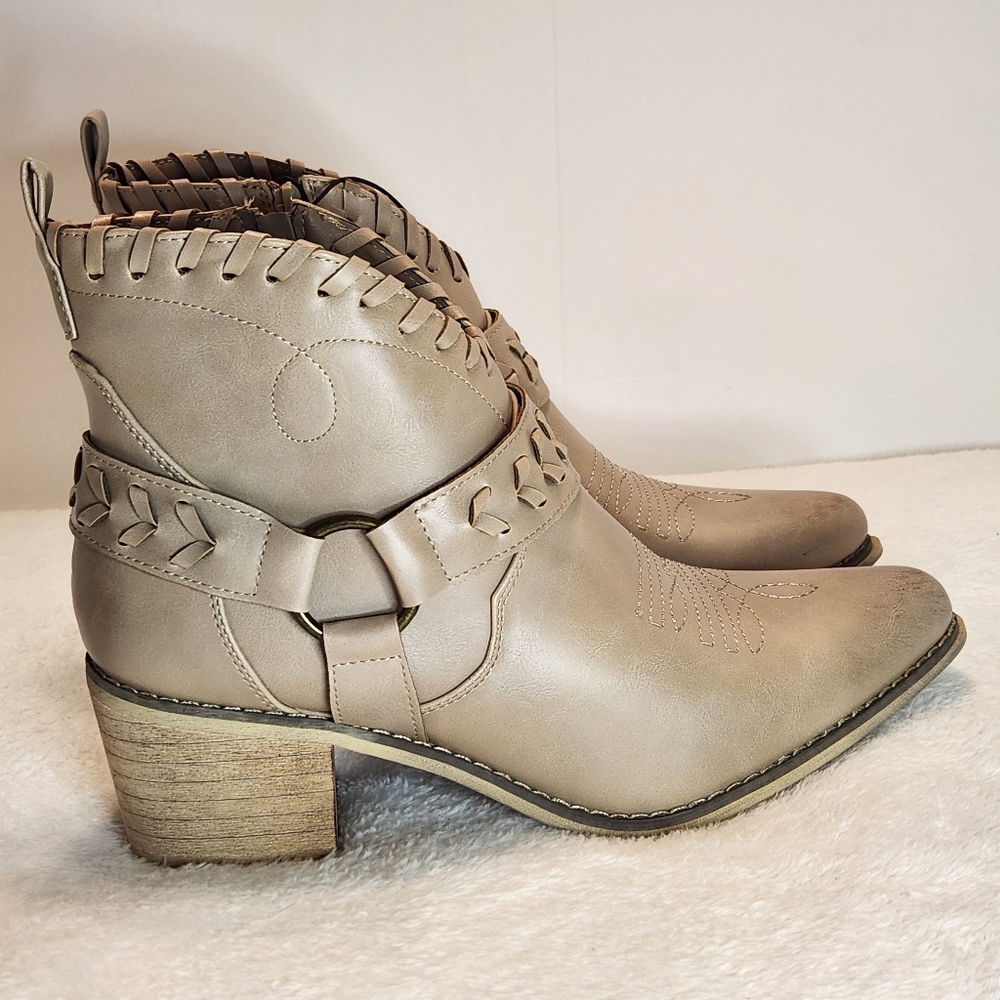 ❤️ NWT Altar'd State Rynn Ankle Boots Taupe Size 10